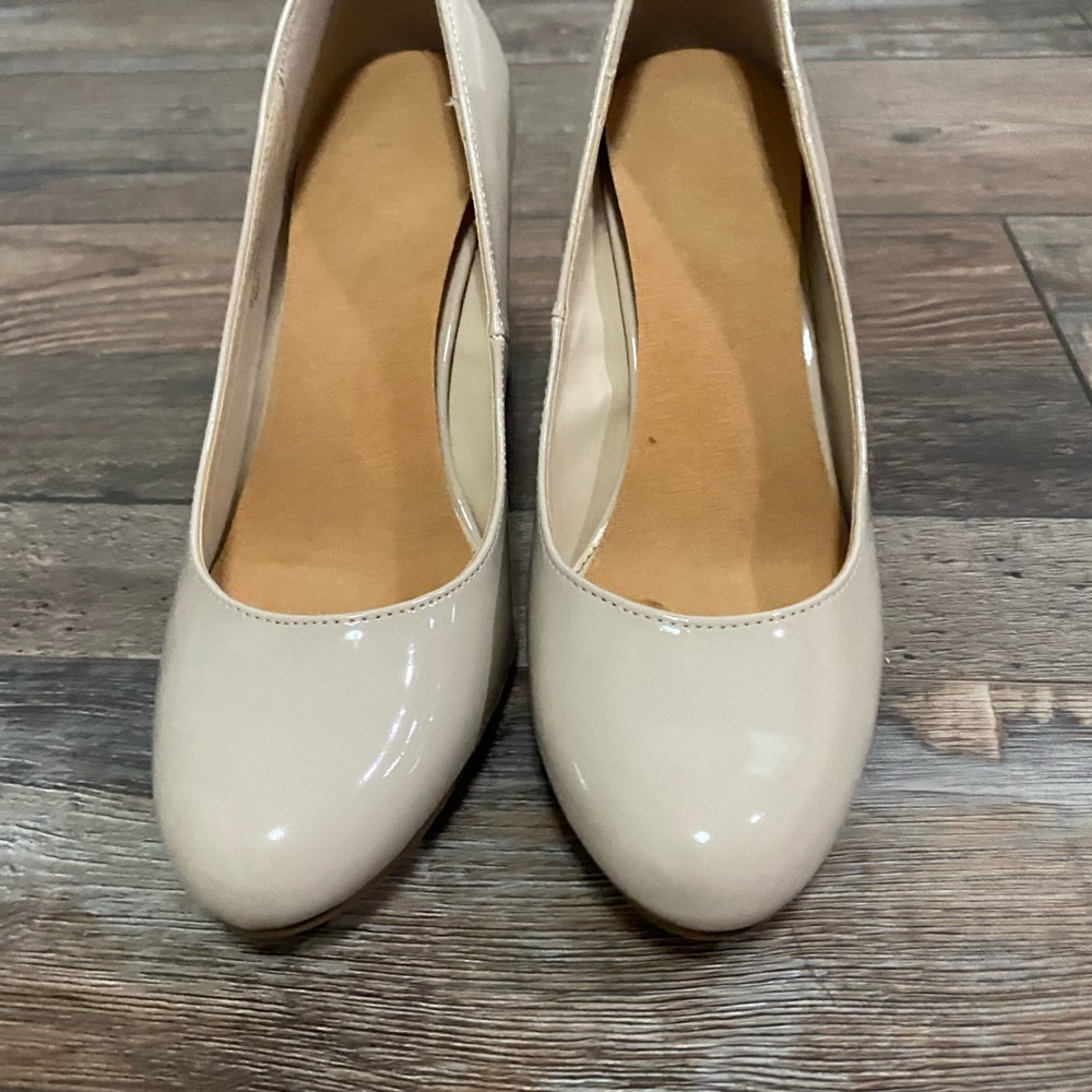 🌟🌟 2/$10 🌟🌟 Patent Faux Leather Tan Round Toe Block Heel Pumps - Picture 7 of 13
